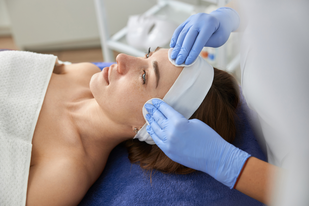 Professional,Cosmetologist,Is,Doing,Procedures,For,Client,In,Light,Cabinet