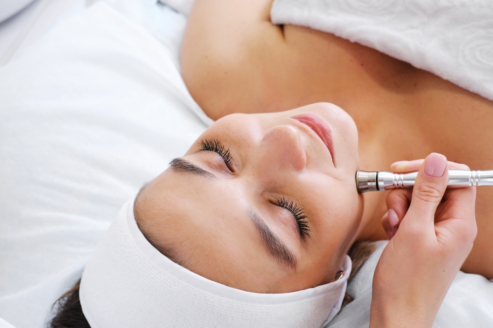 The,Cosmetologist,Makes,The,Procedure,Microdermabrasion,Of,The,Skin,Of