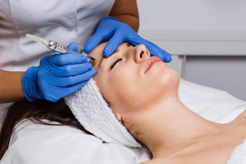 Beautiful,Woman,Getting,Facial,Microdermabrasion,Peeling,Treatment,At,Luxury,Cosmetic